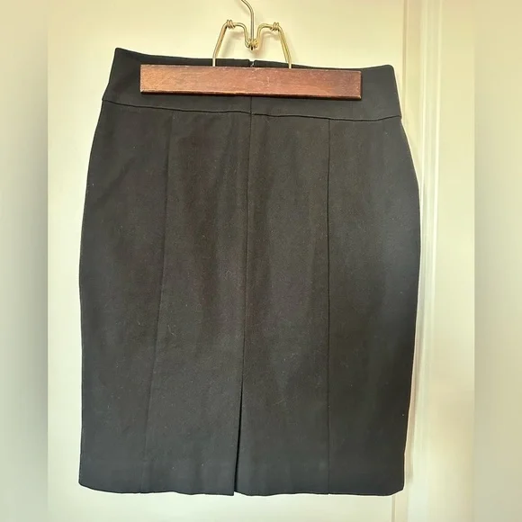 Banana republic little black skirt - Picture 2 of 3